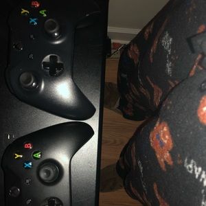 3 wireless/bluetooth Xbox controllers